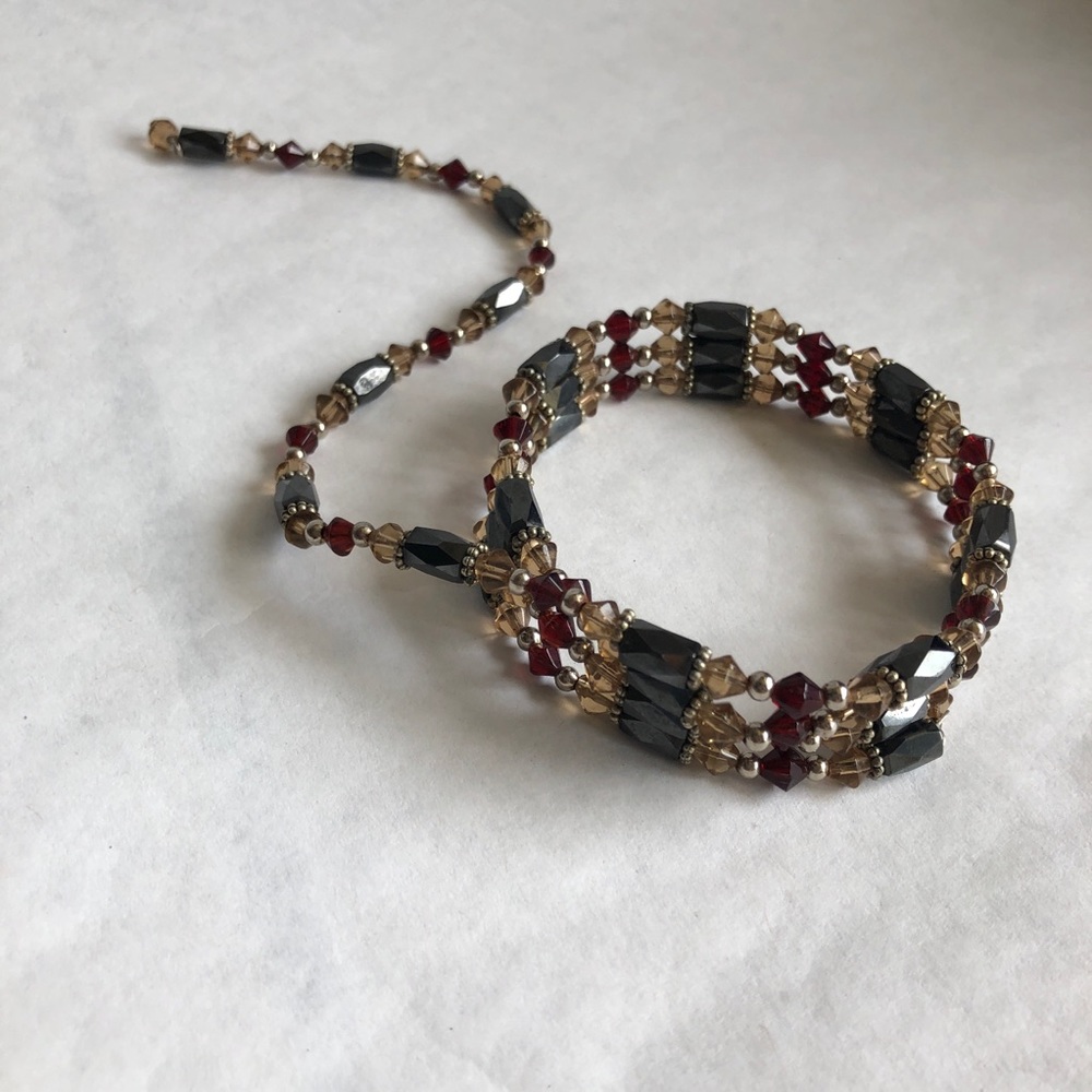 Beaded necklace and/or bracelet, magnetic